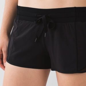 Lululemon Hotty Hot Short Low-Rise Lined Short 2.5" Black With Bow, Size 6